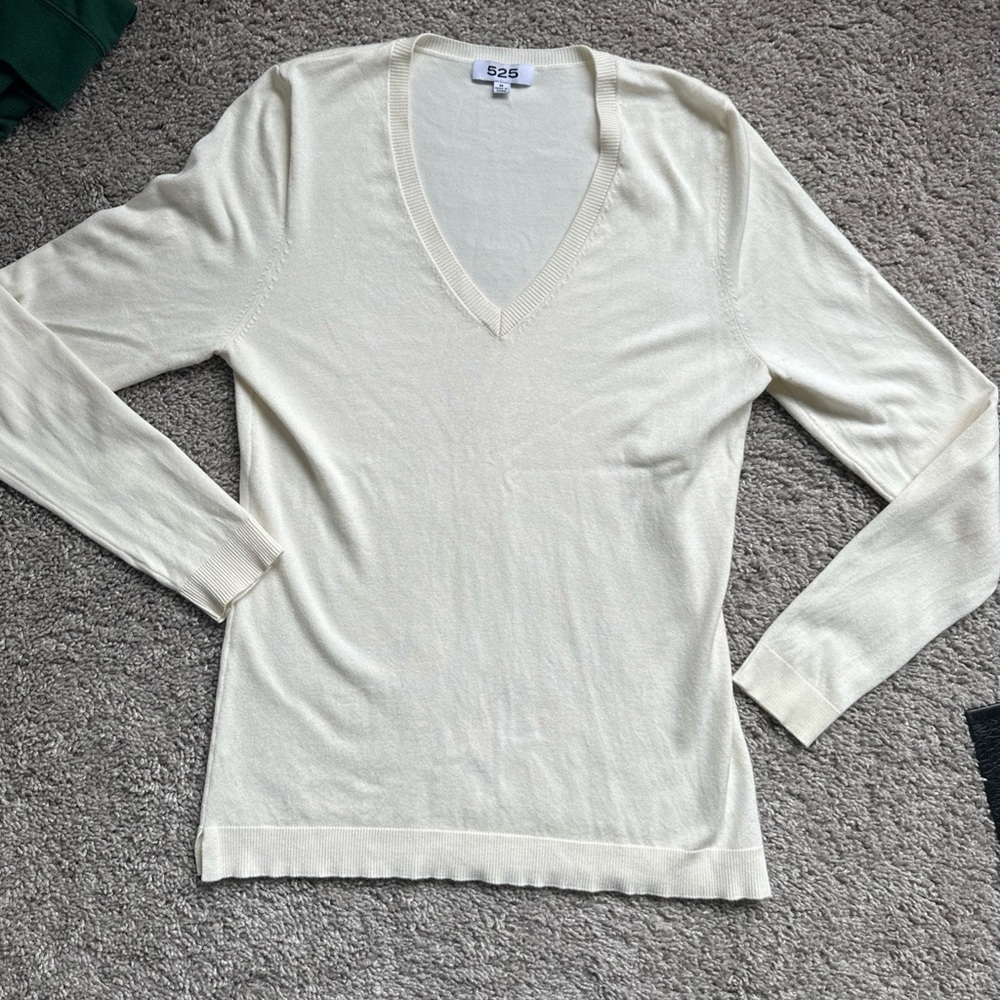 525 American women’s v neck sweater size medium